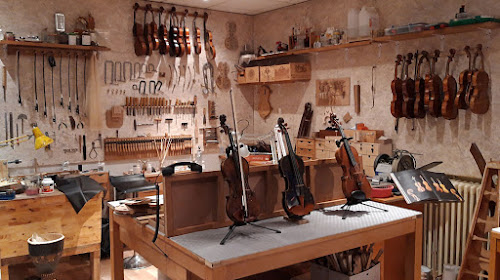Magasin d'instruments de musique Julien Perey Luthier archetier Roanne