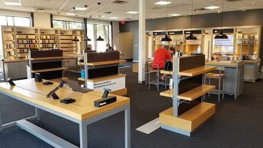 Cell Phone Store «Verizon», reviews and photos, 1335 Lake Woodlands Dr A, The Woodlands, TX 77380, USA