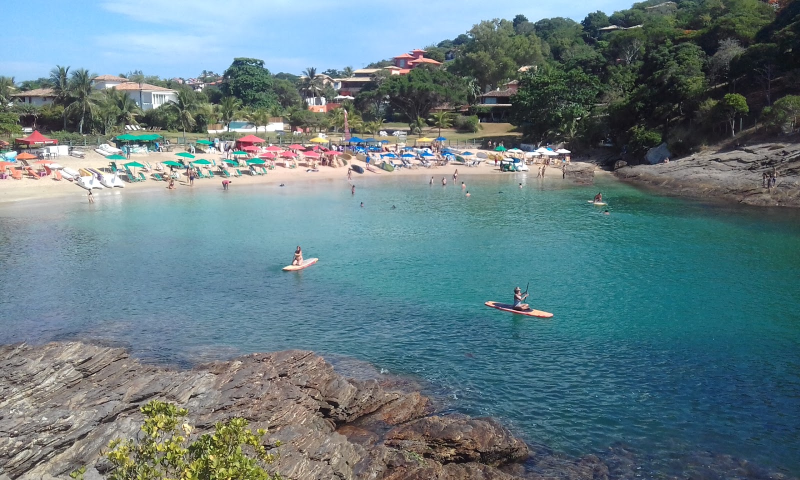 Fotografie cu Plaja Ferradurinha și așezarea