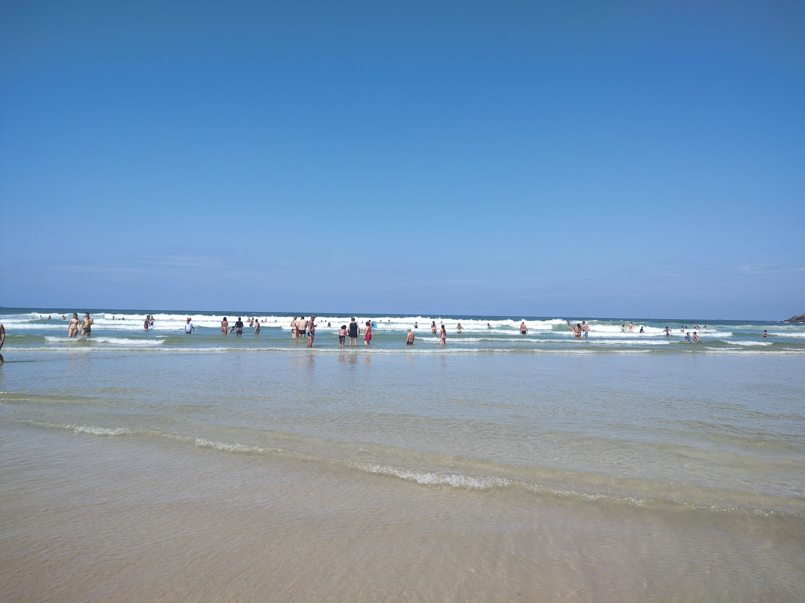 Foto de Praia de Pitangueiras com areia fina e brilhante superfície