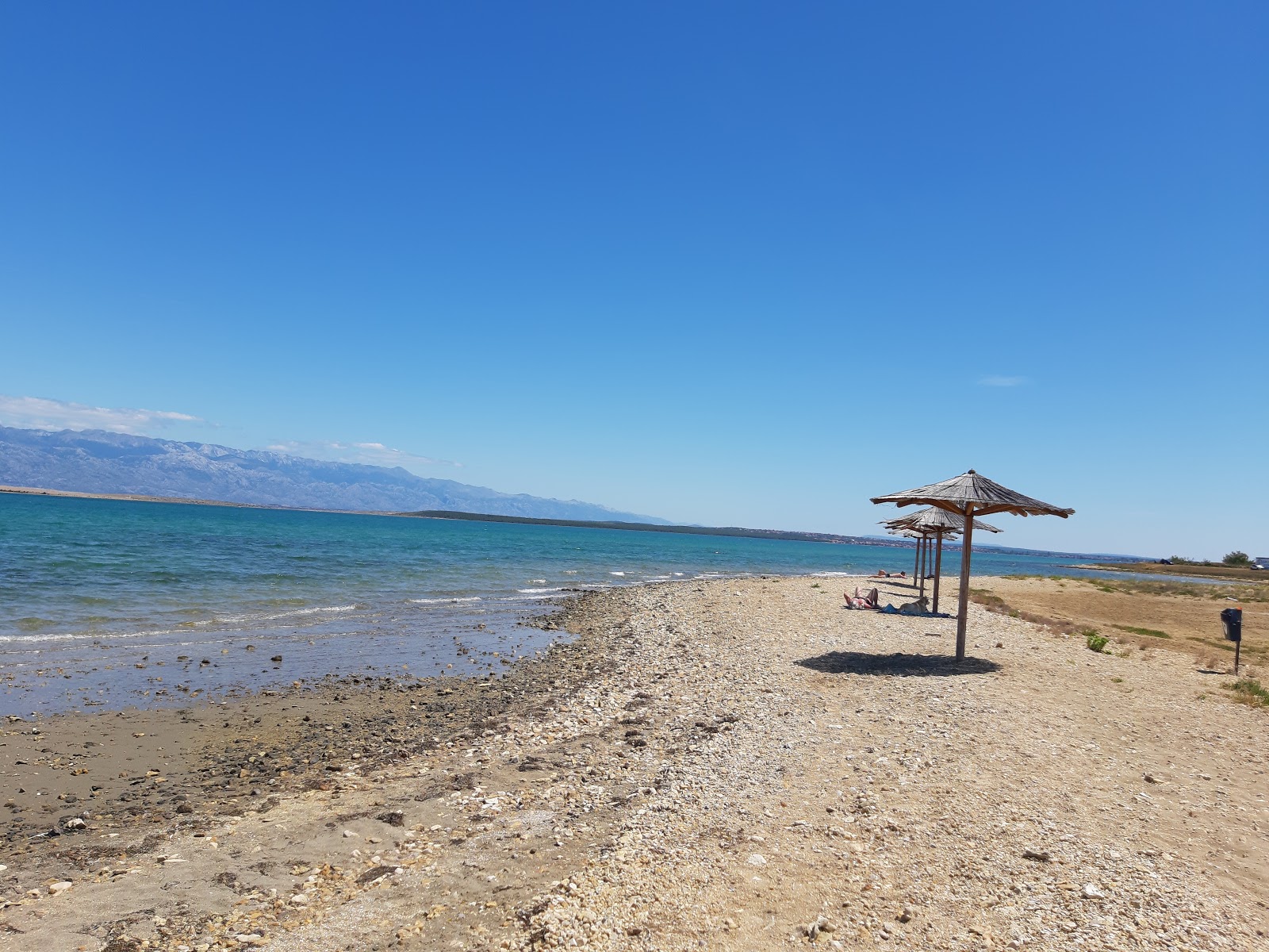 Foto di Privlaka beach con una superficie del sabbia beige
