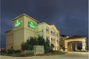 La Quinta Inn & Suites by Wyndham Woodway - Waco South image