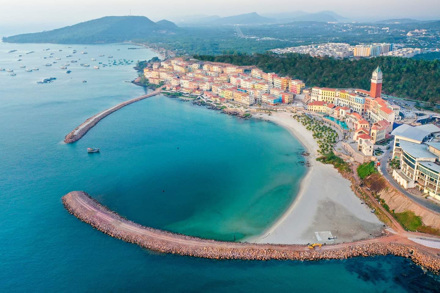 Foto von Central Village beach mit geräumiger strand