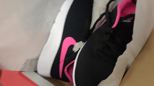 Shoe Store «Famous Footwear», reviews and photos, 4149 S Mooney Blvd, Visalia, CA 93277, USA