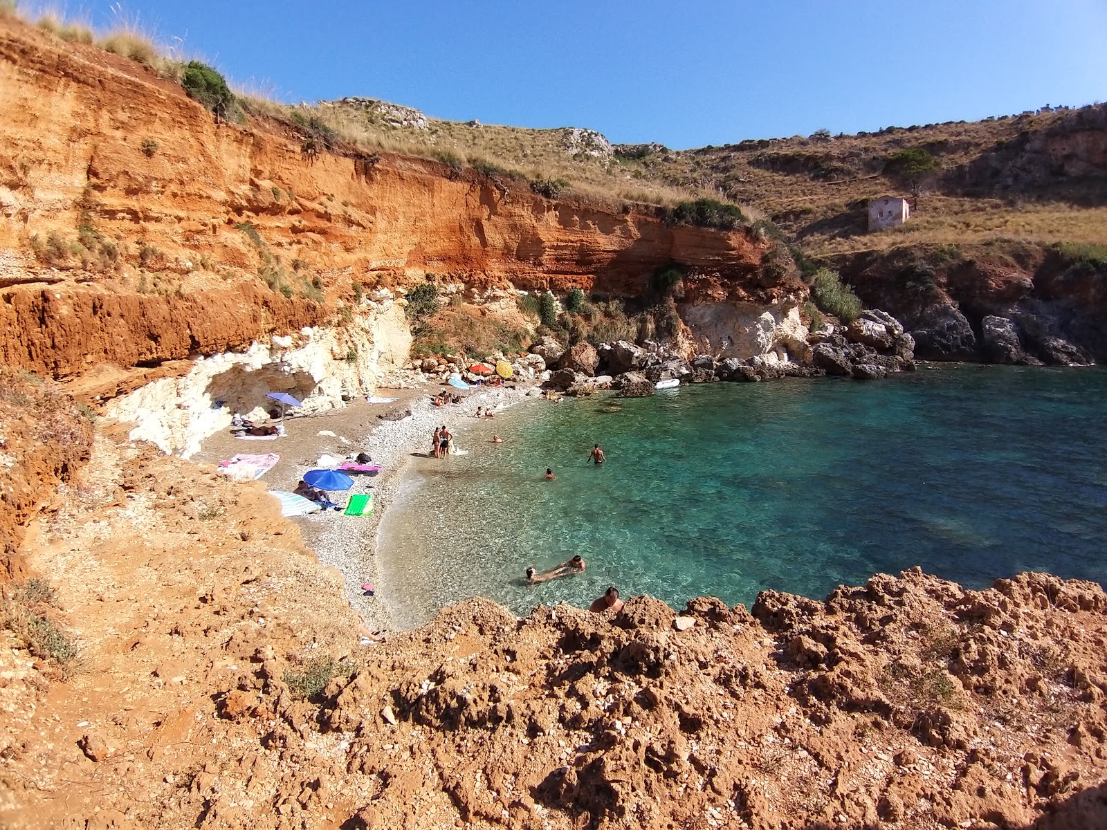 Foto di Cala Bianca con parzialmente pulito livello di pulizia