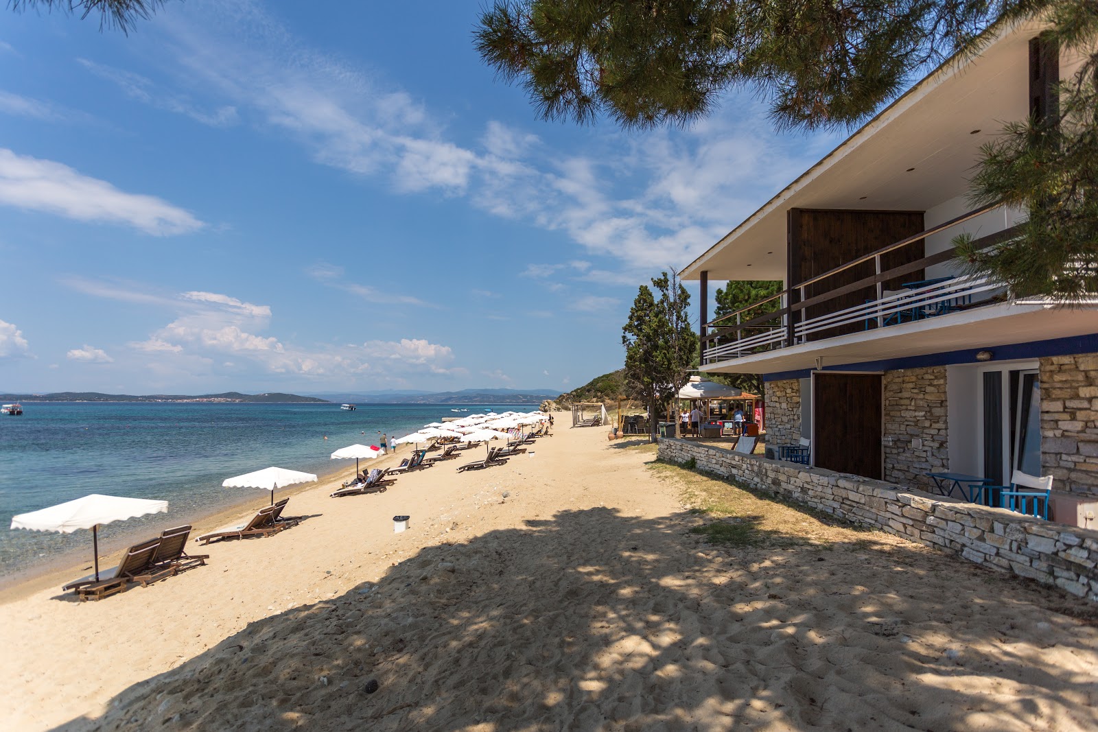 Foto de Paralia Ouranoupoli área de comodidades