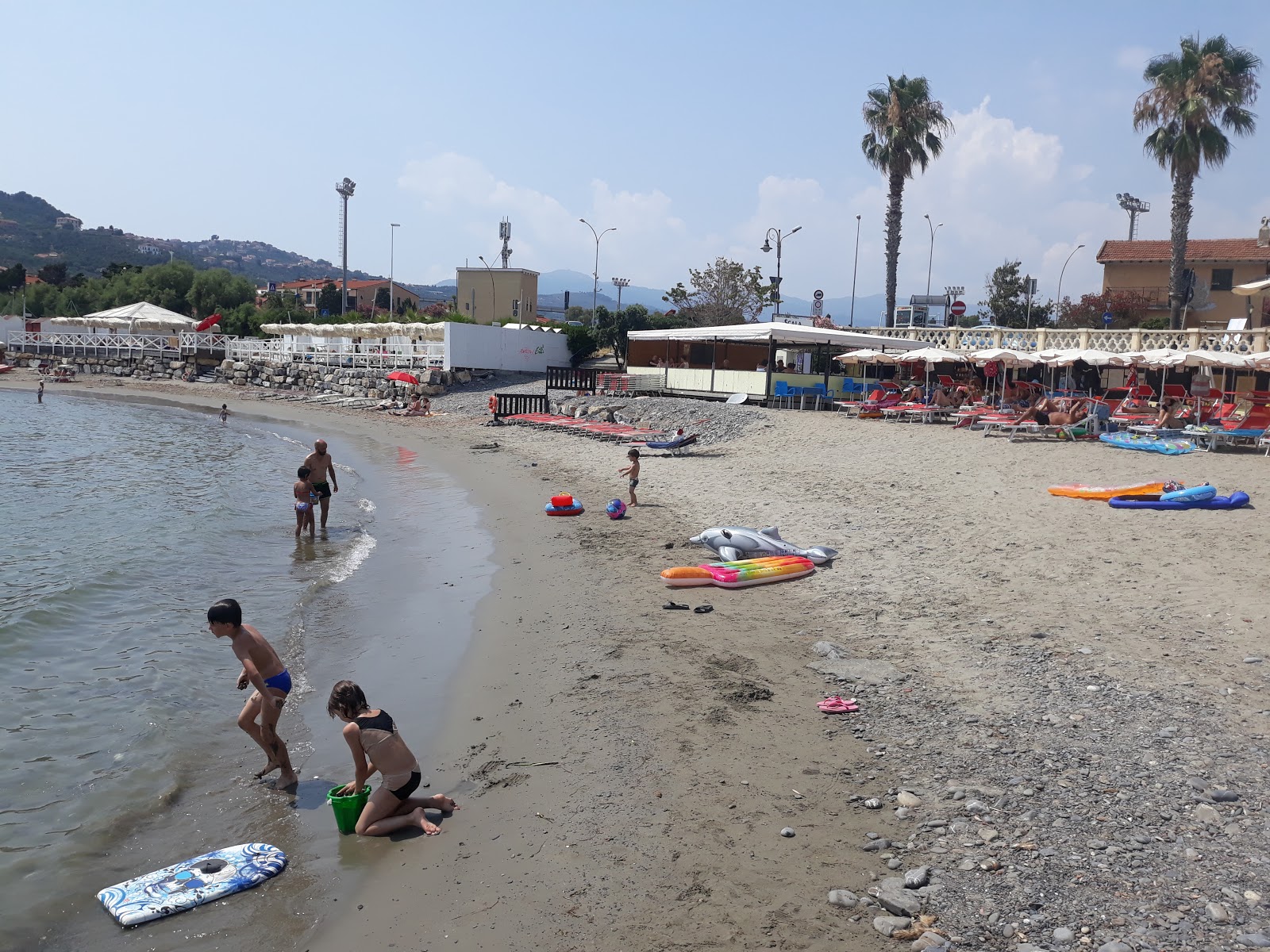 Foto von Spiagge di Imperia Lato Ponente mit beiger sand & kies Oberfläche