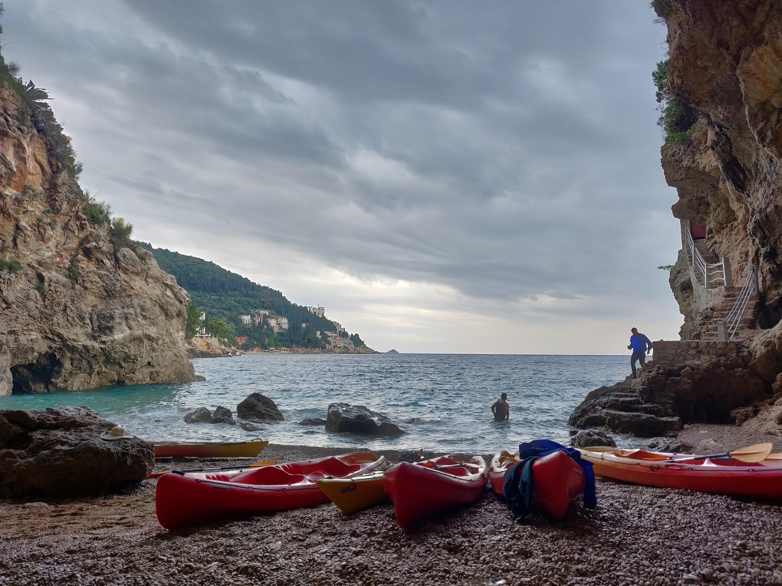 Foto van Betina Cave beach wilde omgeving