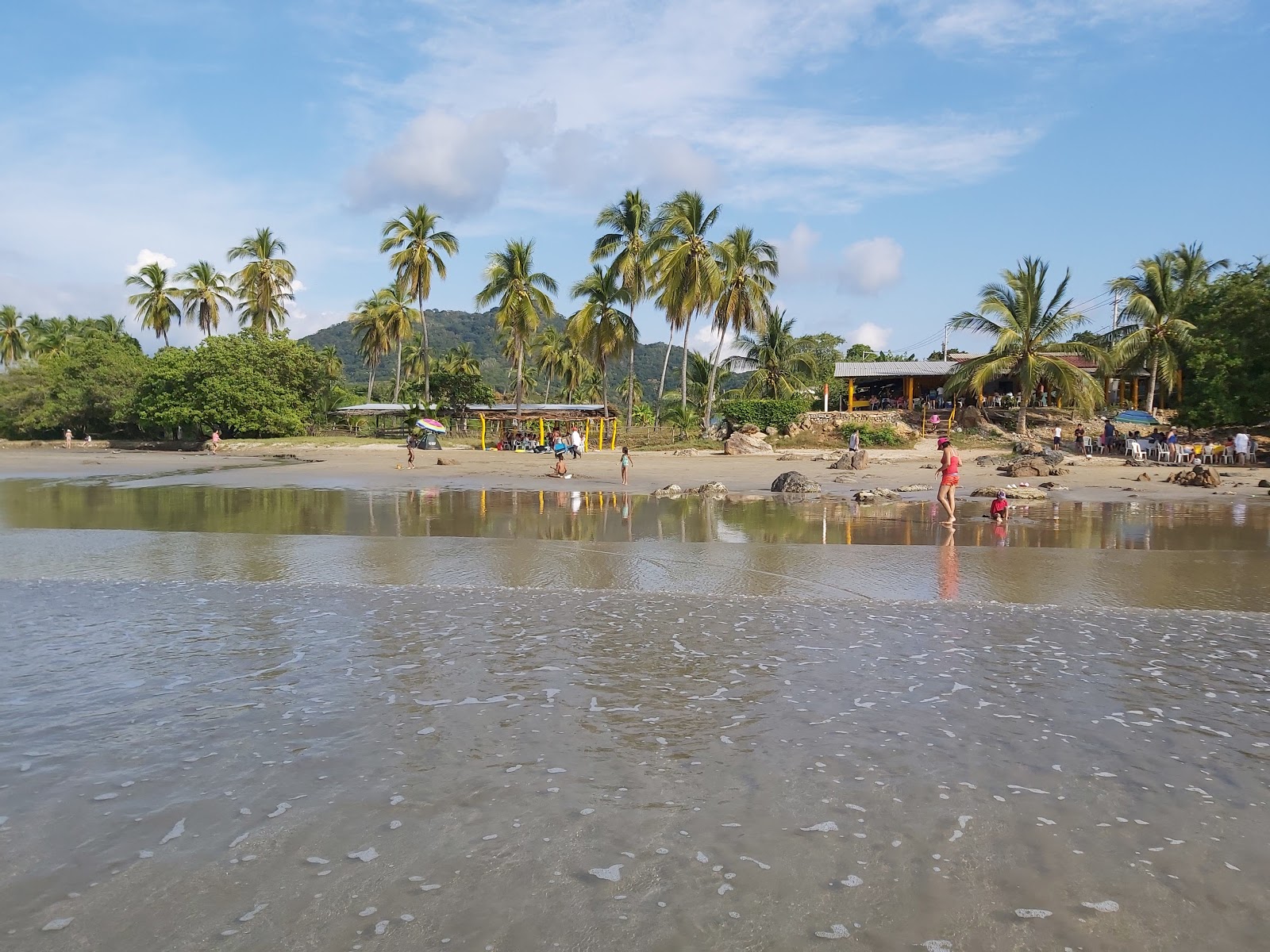 Photo de Playa Majahua avec un niveau de propreté de partiellement propre