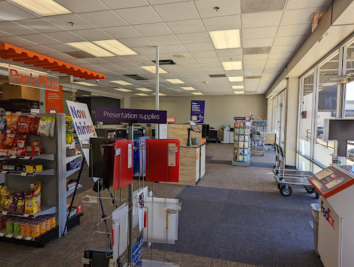 Print Shop «FedEx Office Print & Ship Center», reviews and photos, 76 W Dundee Rd, Buffalo Grove, IL 60089, USA