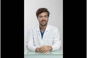 Dr Matthieu Moulinier - Implants dentaires, Dents de sagesse, Chirurgie buccale image
