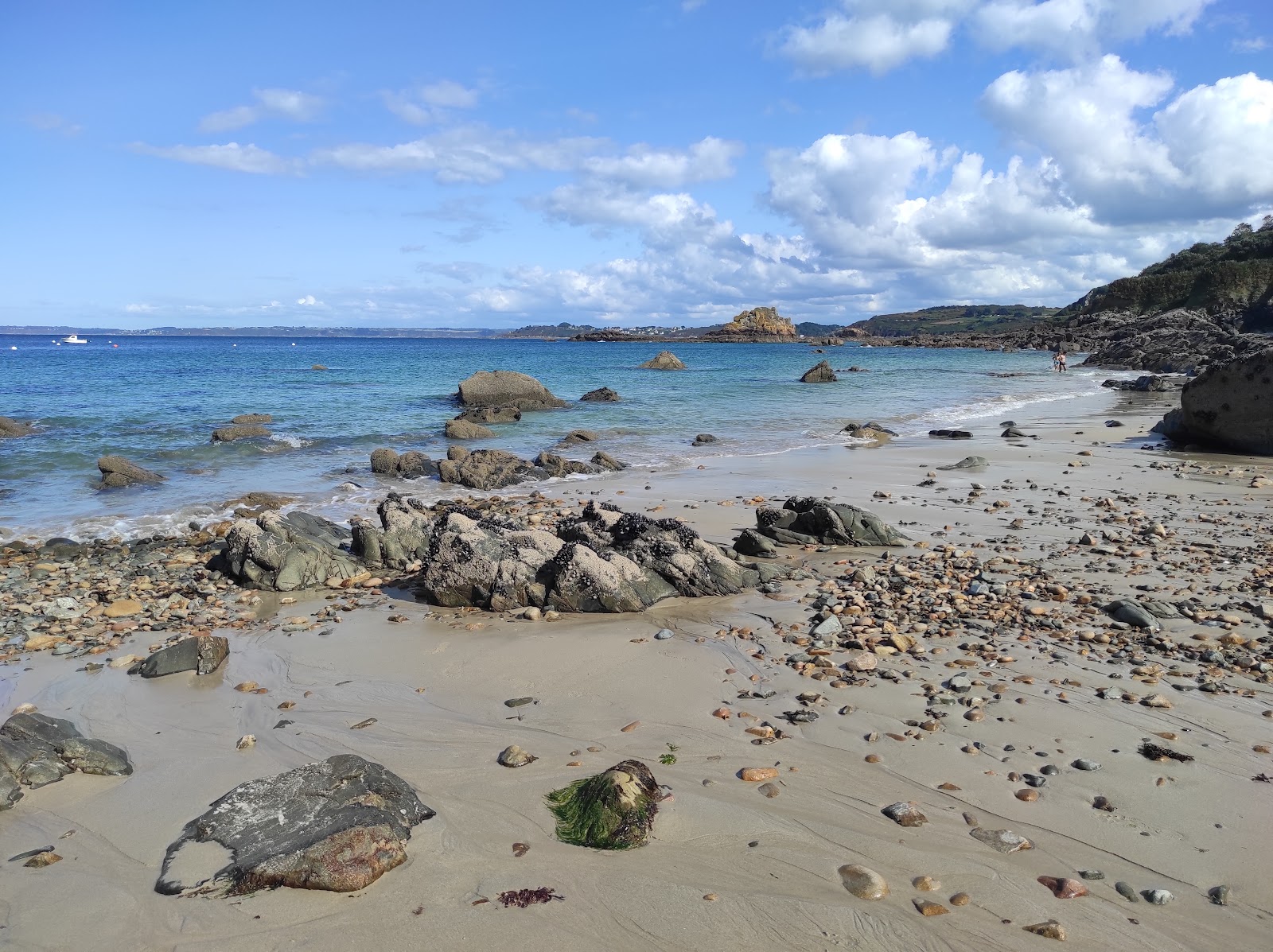 Foto van Plage de Vilin Izella met helder zand & rotsen oppervlakte