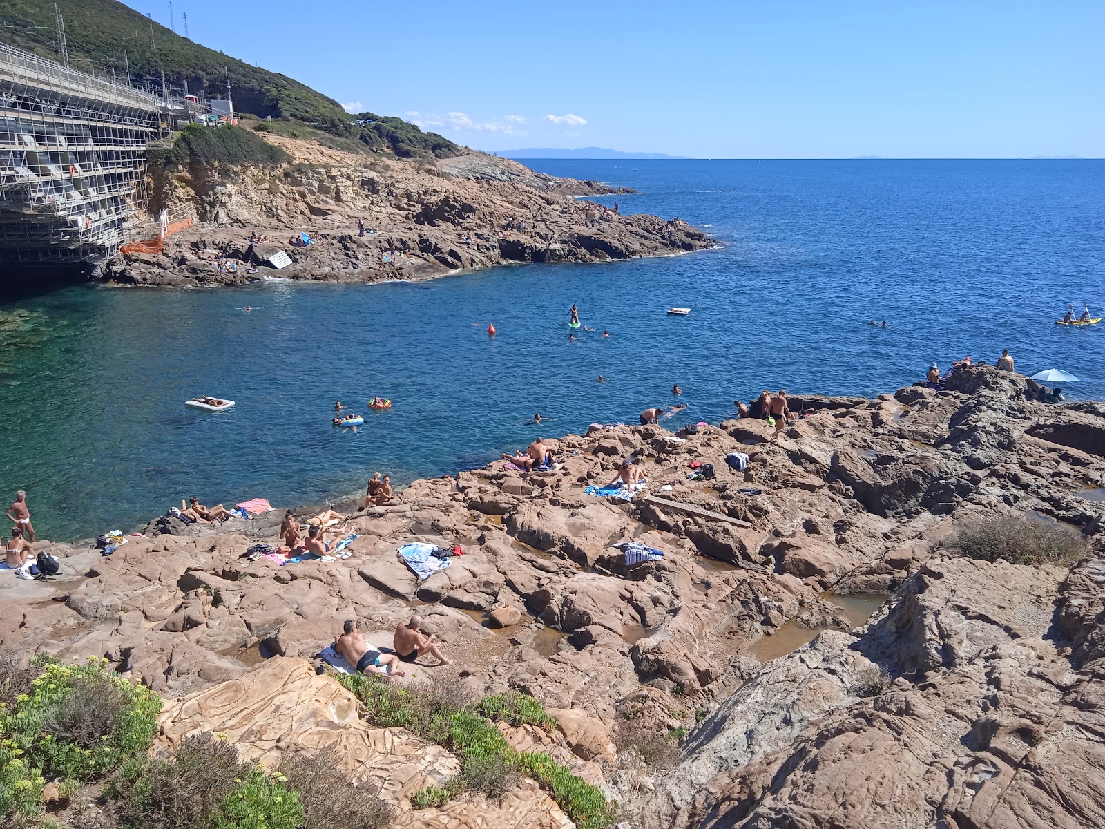 Spiaggia di Calafuria'in fotoğrafı taşlar yüzey ile