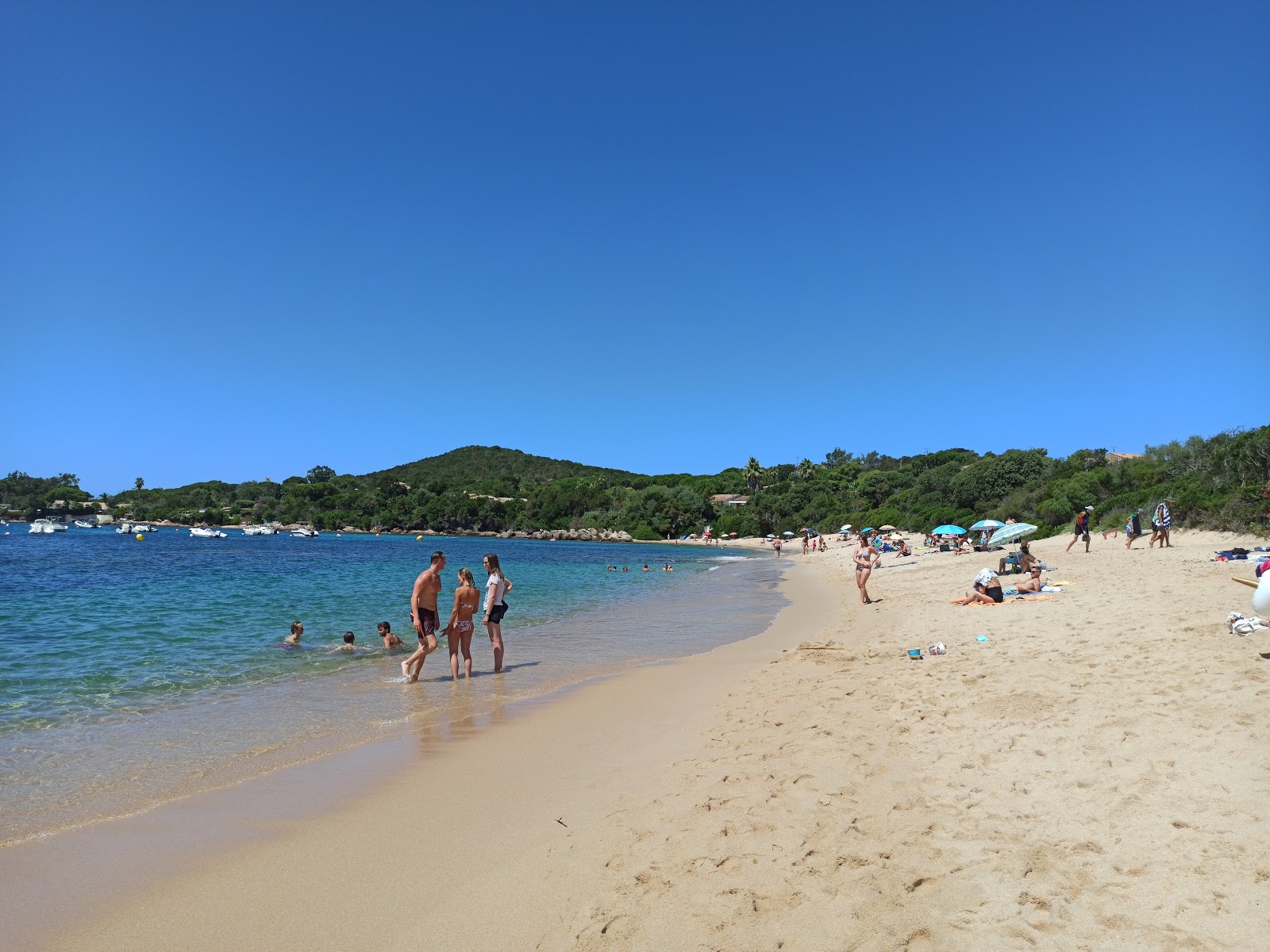 Foto de Isolella beach com areia fina e brilhante superfície