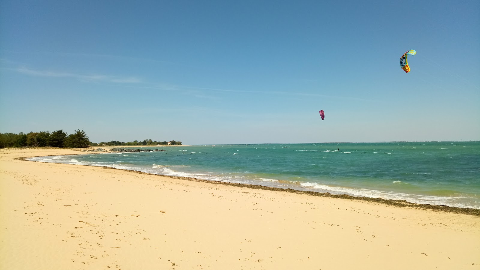 Zdjęcie Plage De Trousse-Chemise z powierzchnią biały piasek