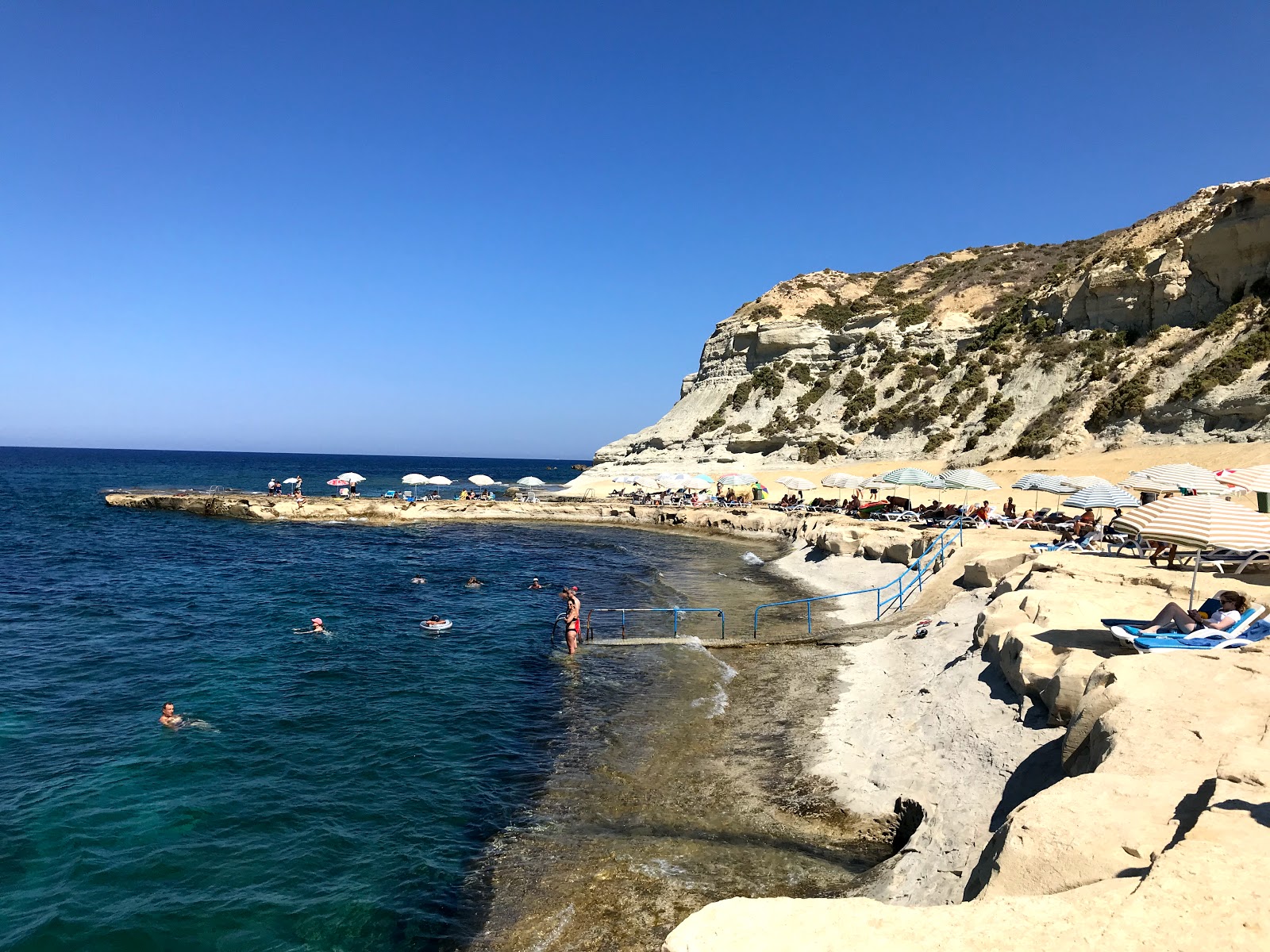 Fotografie cu Ghar Qawqla Beach cu o suprafață de teren stâncos