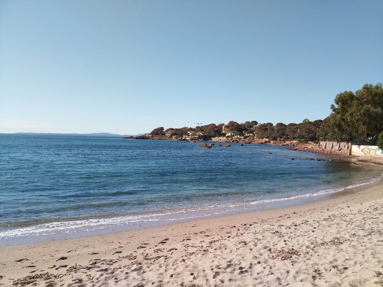 Foto van Plage de la Peguiere met blauw puur water oppervlakte