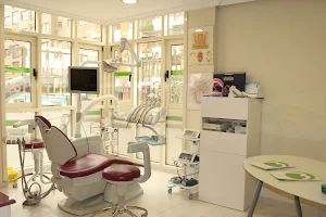 Centro Dental Elorza. Dres. Mª José Álvarez y Pablo G. Álvarez image