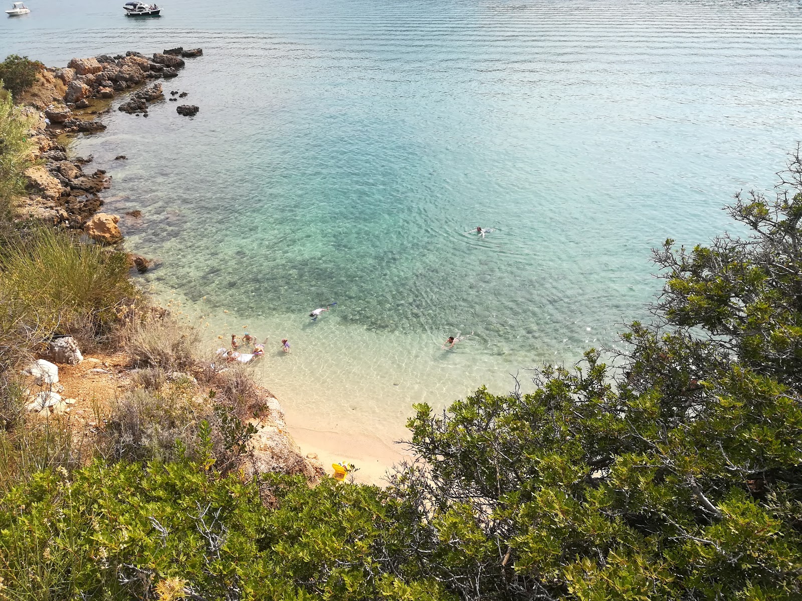 Photo de Edvina beach - endroit populaire parmi les connaisseurs de la détente