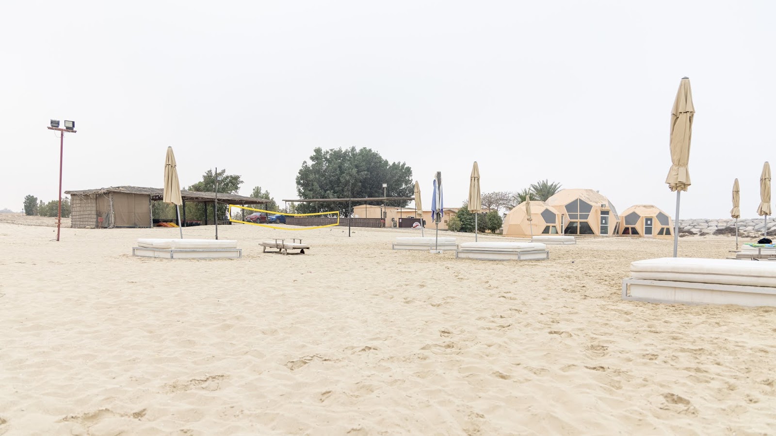 Valokuva Golden Tulip resortista. pinnalla kirkas hieno hiekka:n kanssa