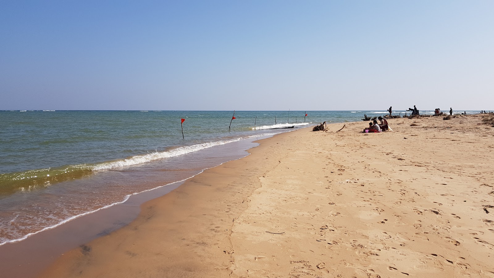 Fotografija Port Kalingapatnam Beach z svetel pesek površino