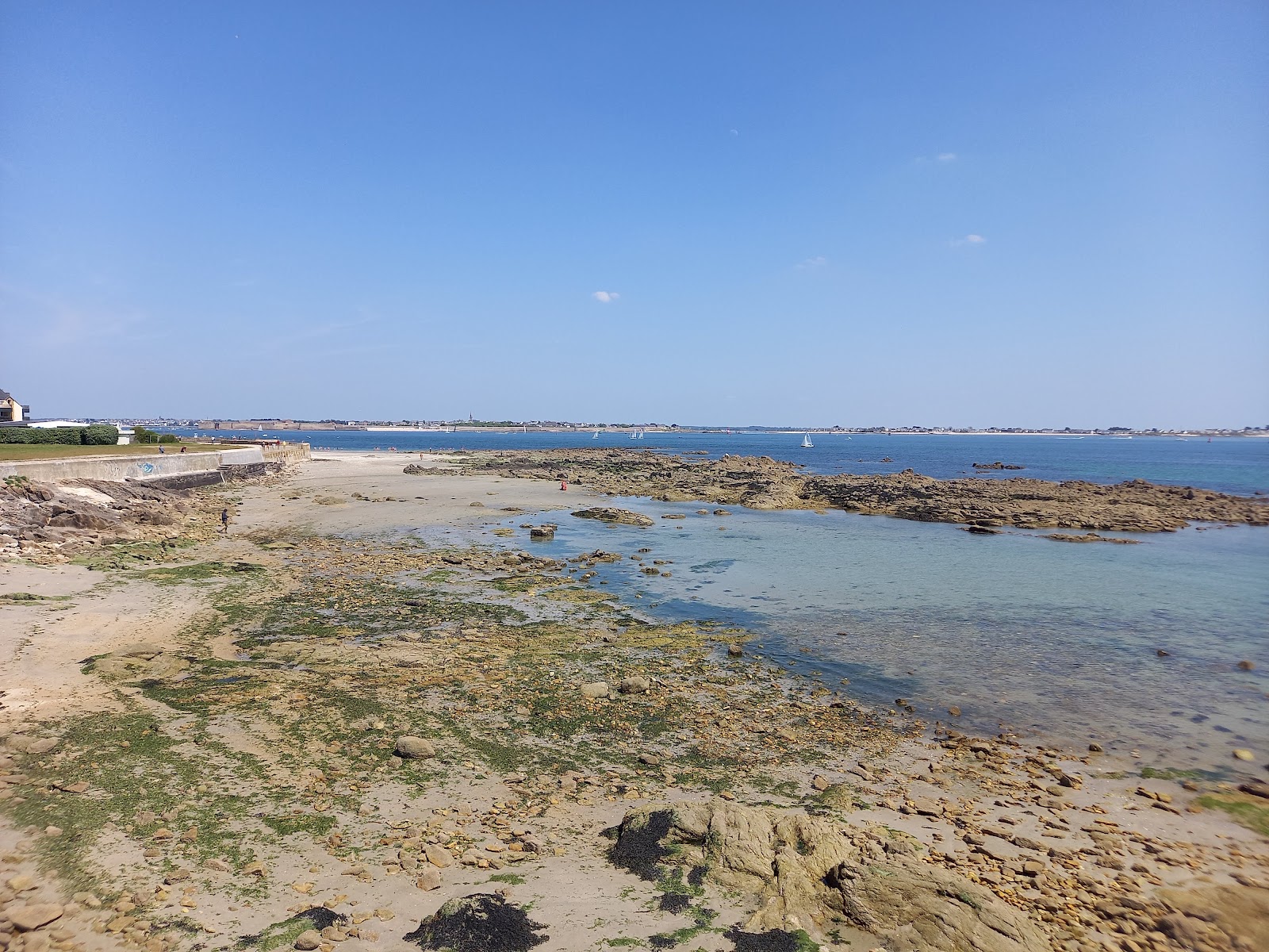 Foto von Plage de Locqueltas und die siedlung