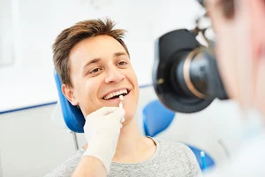 Dr. Gregor Bühler, MSc | Zahnmedizin und Implantologie image