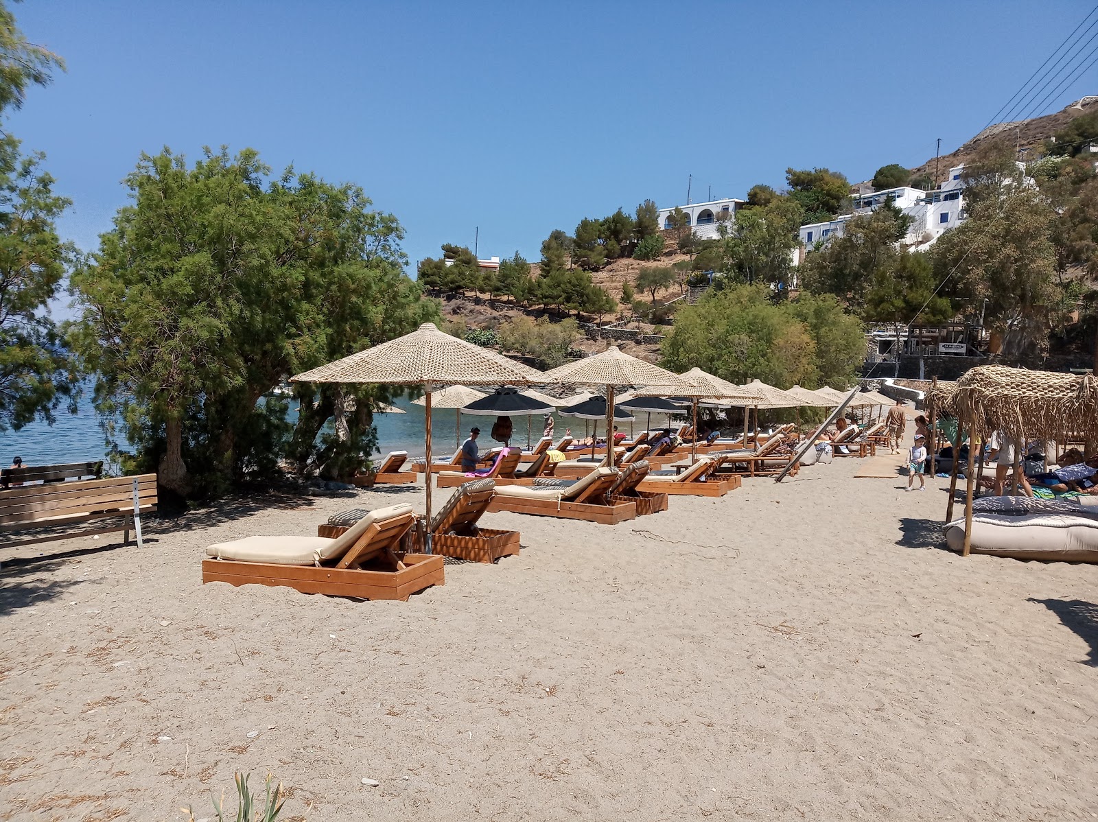 Paralia Maptivakia'in fotoğrafı uçurumlarla desteklenmiş