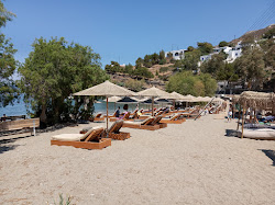 Paralia Maptivakia'in fotoğrafı uçurumlarla desteklenmiş