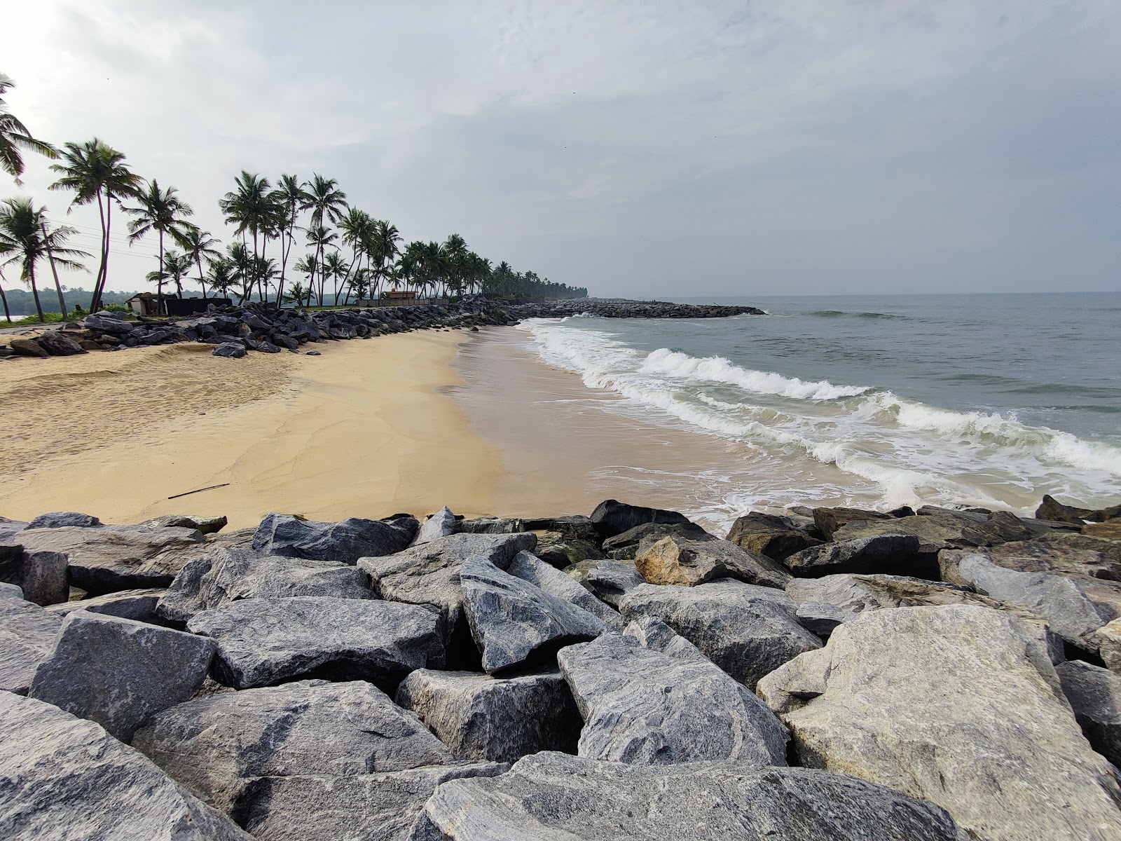 Φωτογραφία του Pithrody Udyavar Beach με επίπεδο καθαριότητας πολύ καθαρό