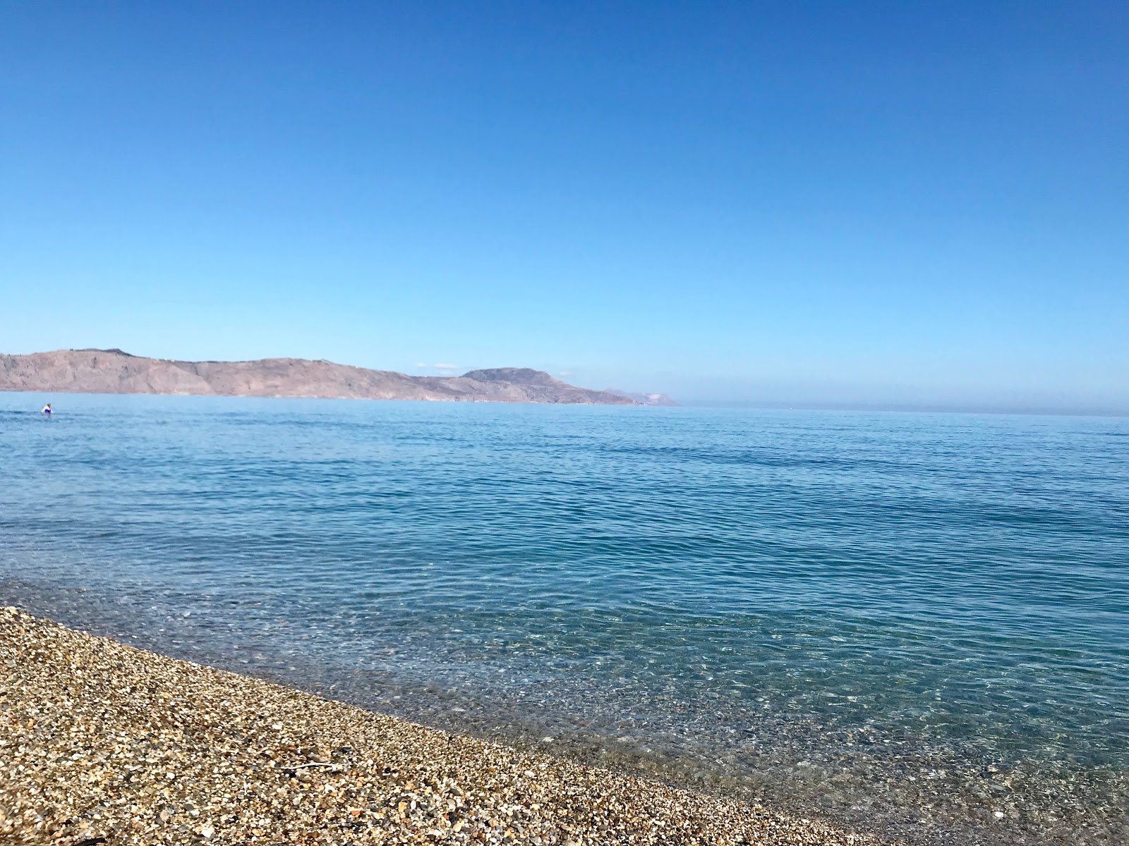 Episkopi Plajı II'in fotoğrafı uçurumlarla desteklenmiş