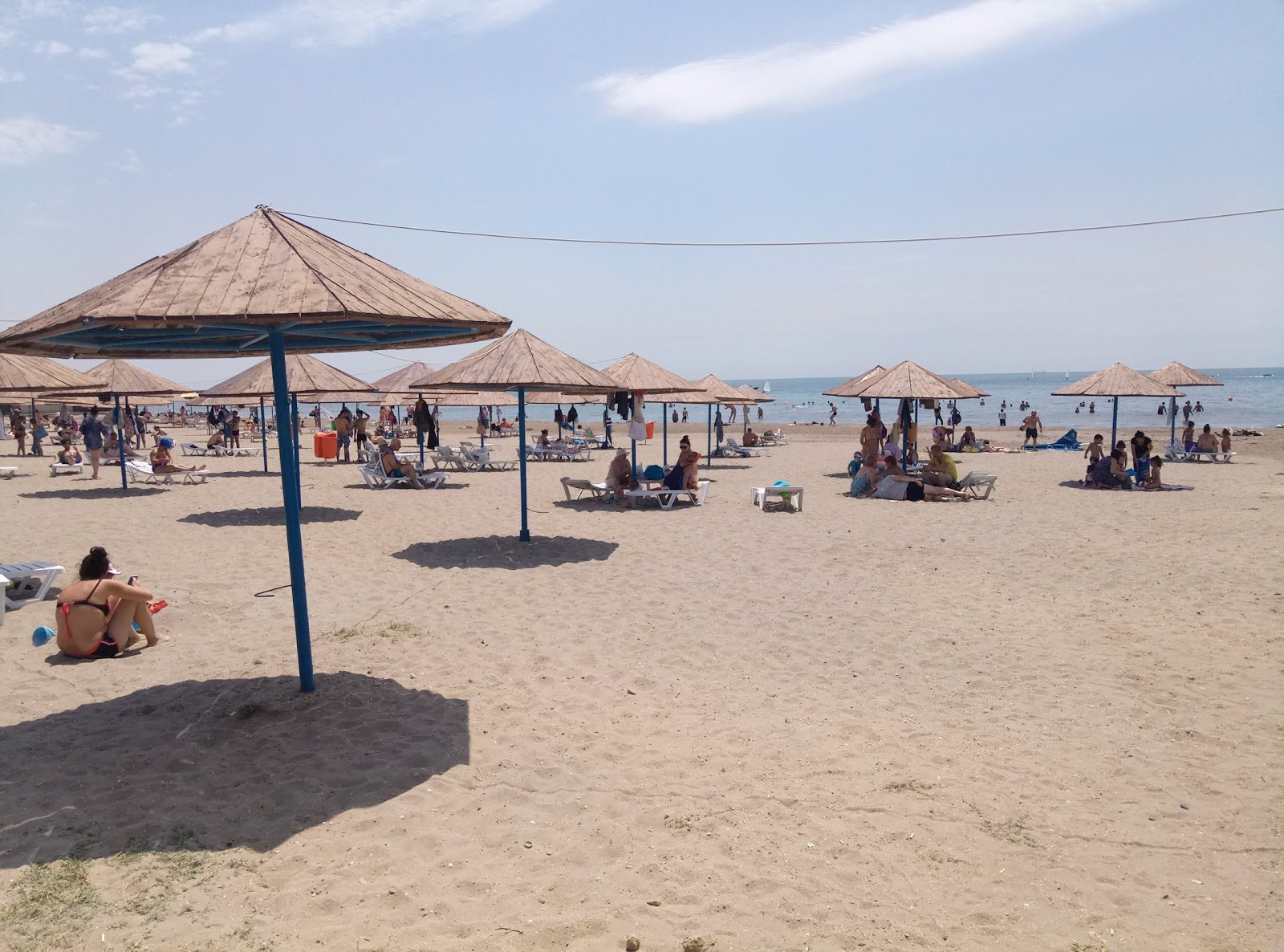 Foto de Shikh Beach con arena de conchas beige superficie