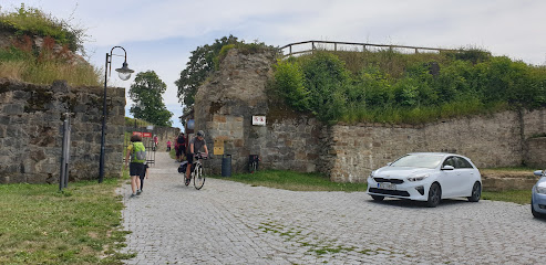 Parkoviště a turistické posezení u hradu Brumov
