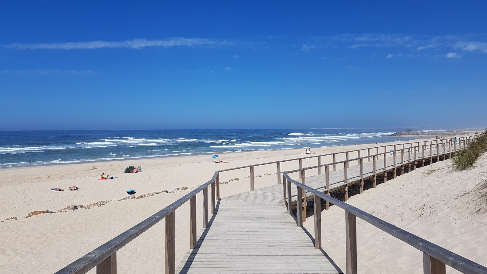 Fotografija Praia da Costa Nova z beli fini pesek površino