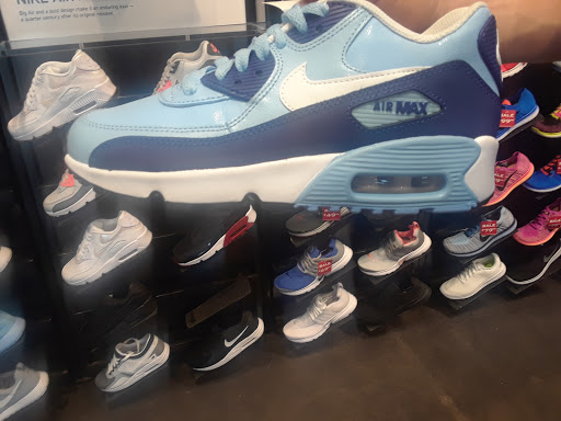 Shoe Store «Foot Locker», reviews and photos, 990 Gulfgate Center Mall, Houston, TX 77087, USA