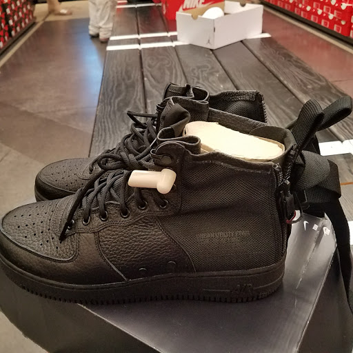 Sporting Goods Store «Nike Factory Store», reviews and photos, 8510 S Cottage Grove Ave, Chicago, IL 60619, USA