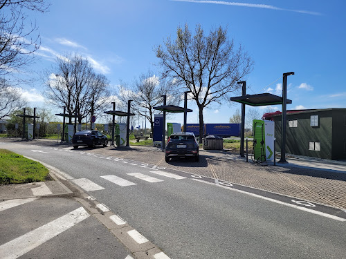 Borne de recharge de véhicules électriques Allego Station de recharge Les Brouzils