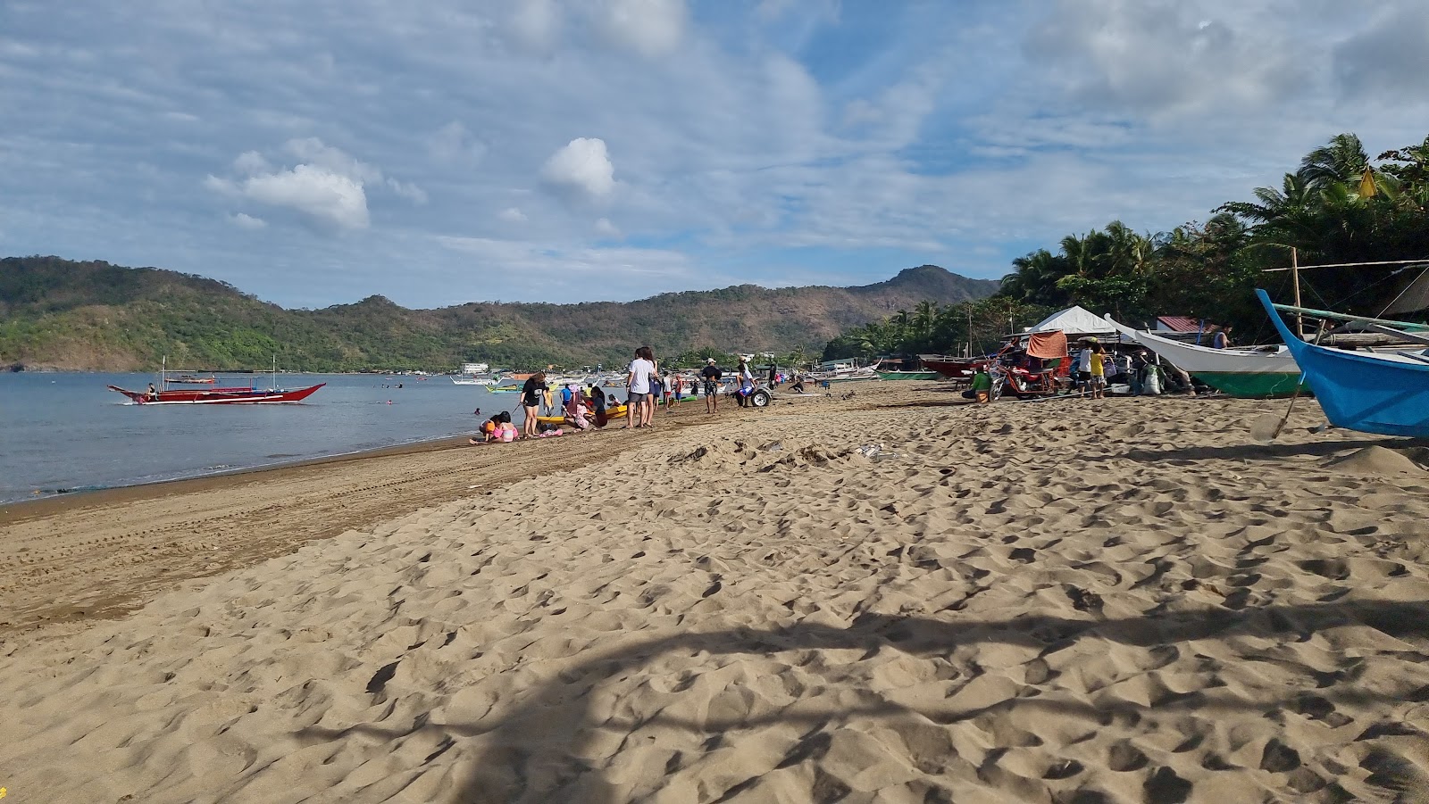 Foto van Calayo beach met helder zand oppervlakte