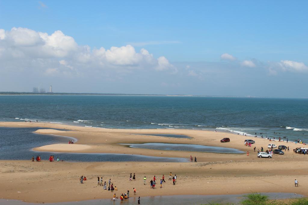 Fotografija Manapad Beach z svetel pesek površino