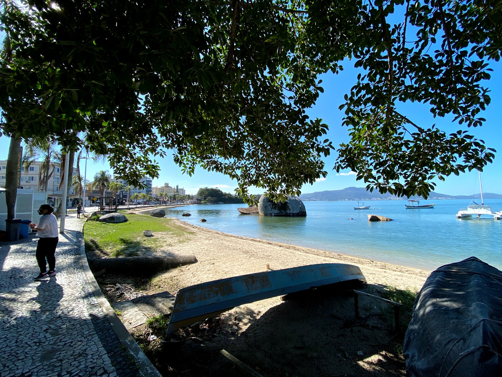 Praia do Castelinho的照片 带有碧绿色纯水表面