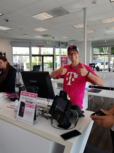 Cell Phone Store «T-Mobile», reviews and photos, 20804 Bothell Everett Hwy, Bothell, WA 98021, USA