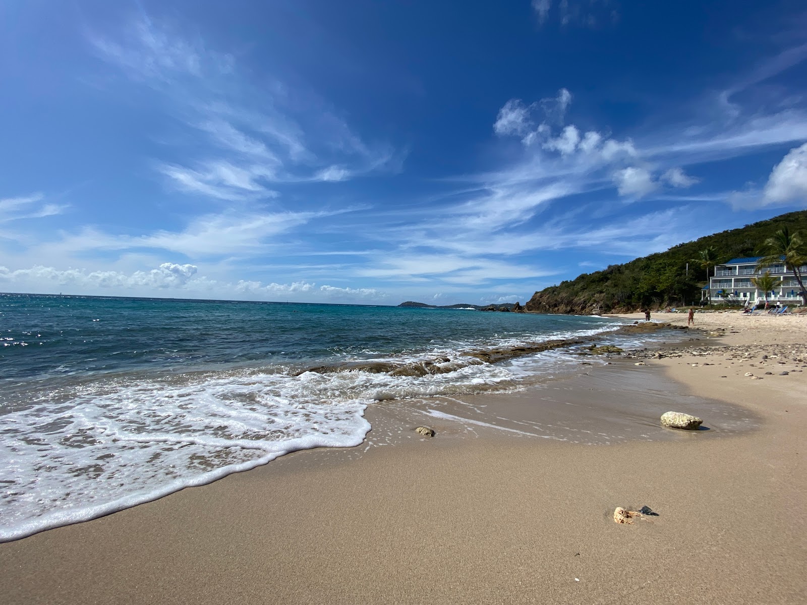 Limetree beach'in fotoğrafı küçük koy ile birlikte