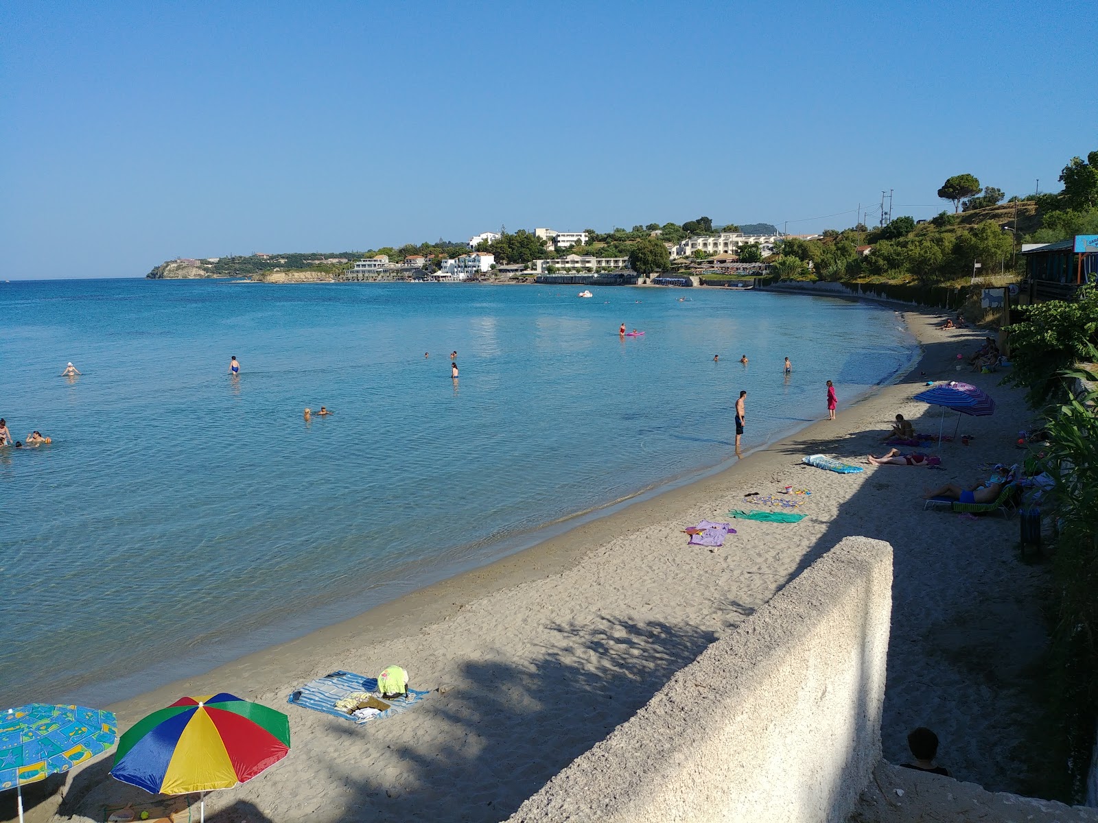 Foto af Gaidaros beach bakket op af klipperne