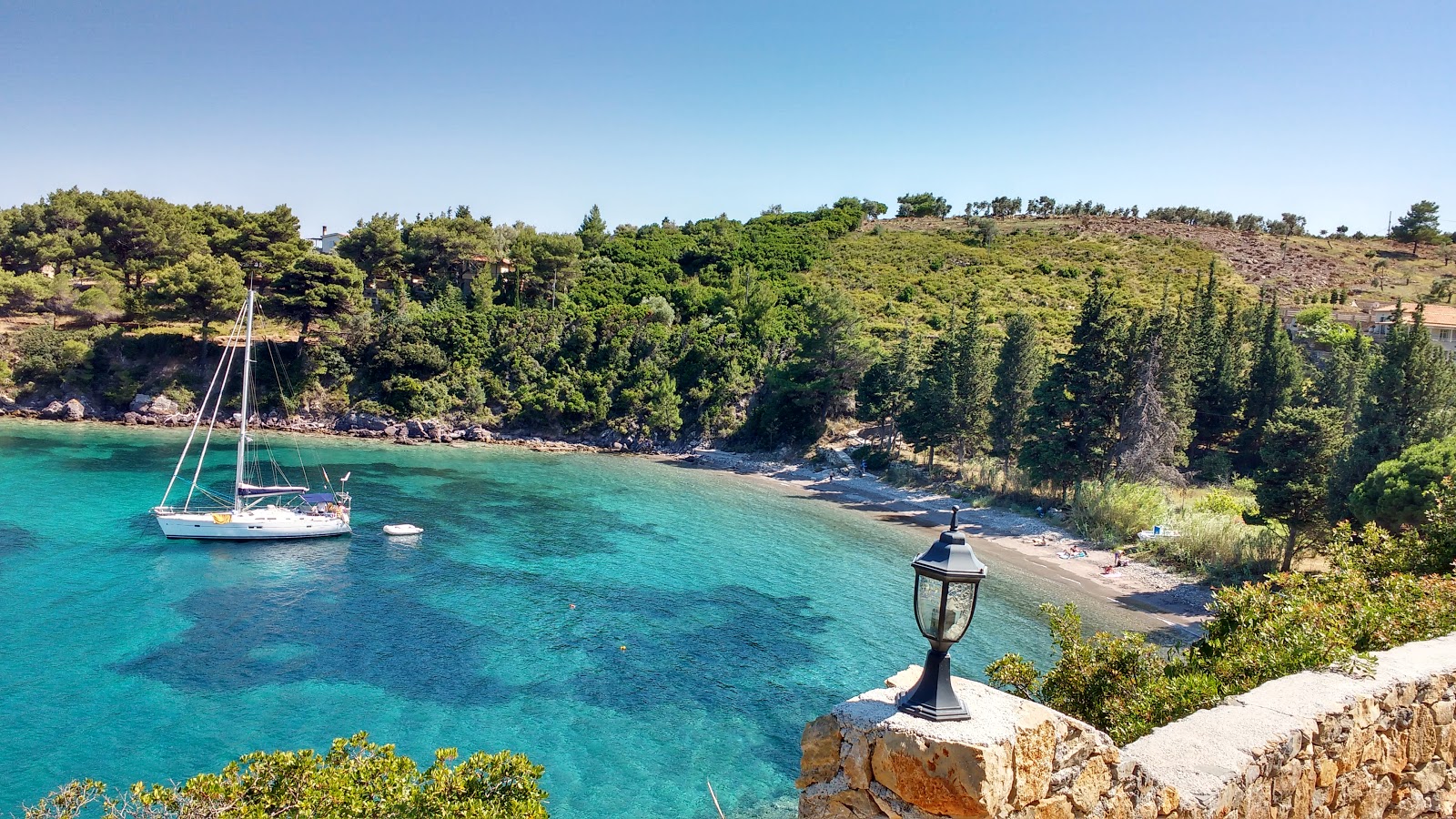 Foto de Agios Petros beach com areia clara e seixos superfície