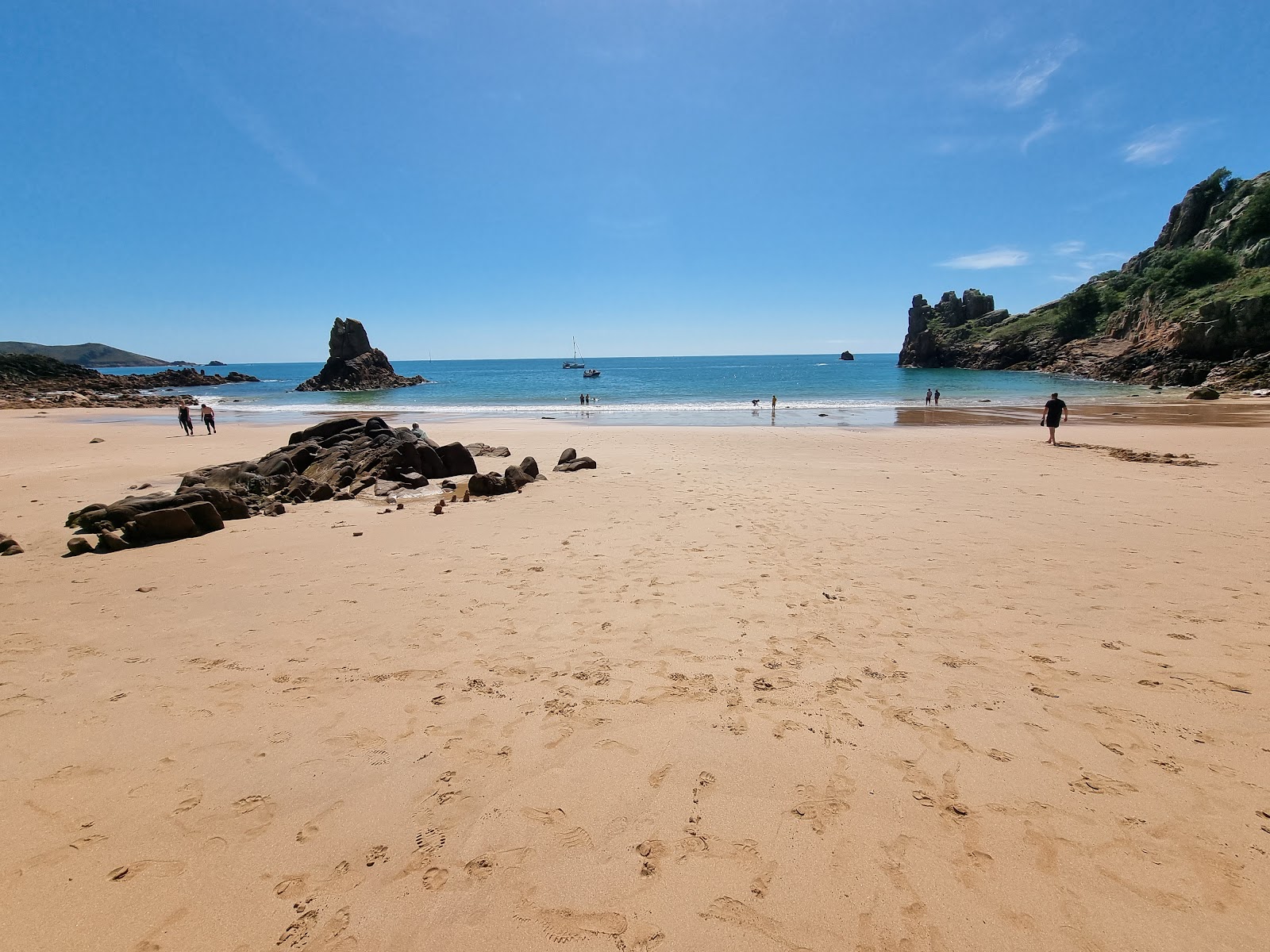 Beauport Beach'in fotoğrafı dağlarla çevrili