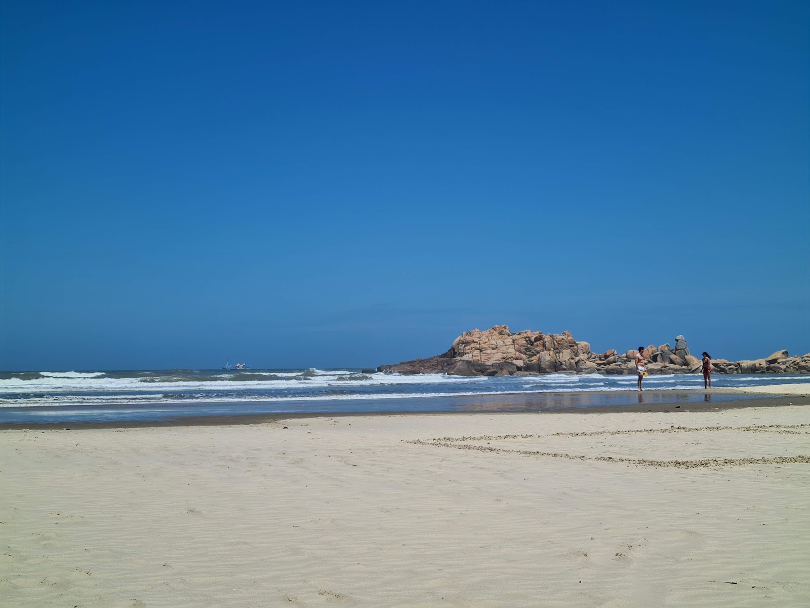 Photo de Praia do Tamborete protégé par des falaises