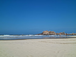 Photo de Praia do Tamborete protégé par des falaises