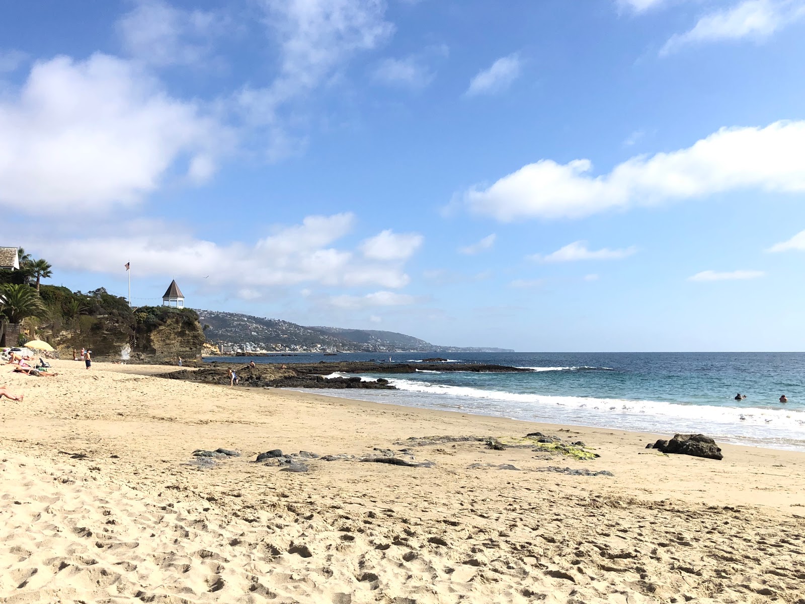 Foto di Shaws Cove con una superficie del sabbia beige