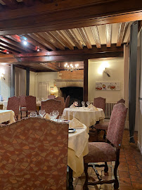 Atmosphère du Restaurant français La Grande Tour à Saint-Ay - n°10