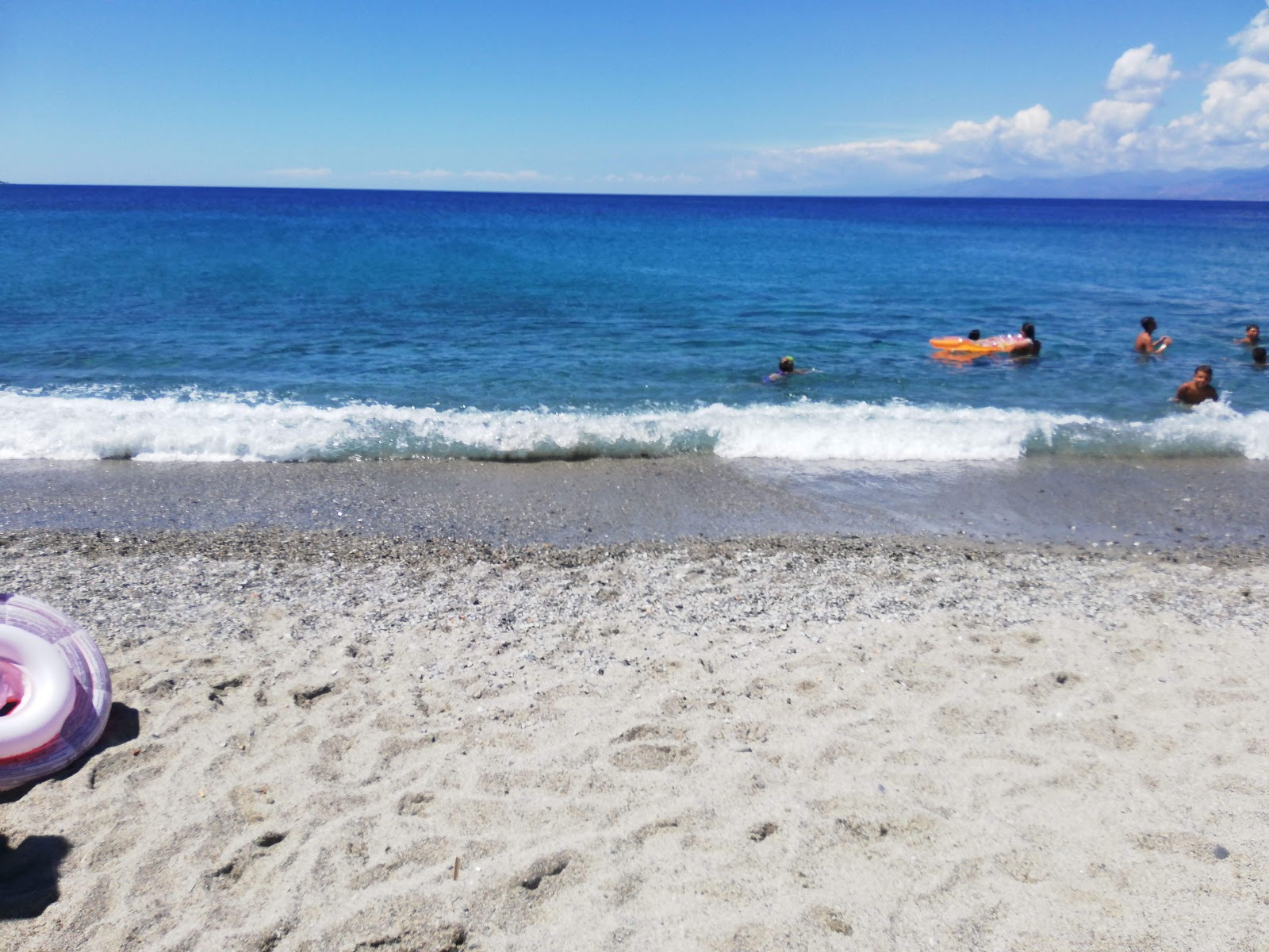 Photo de La Sorgente beach - bon endroit convivial pour les animaux de compagnie pour les vacances